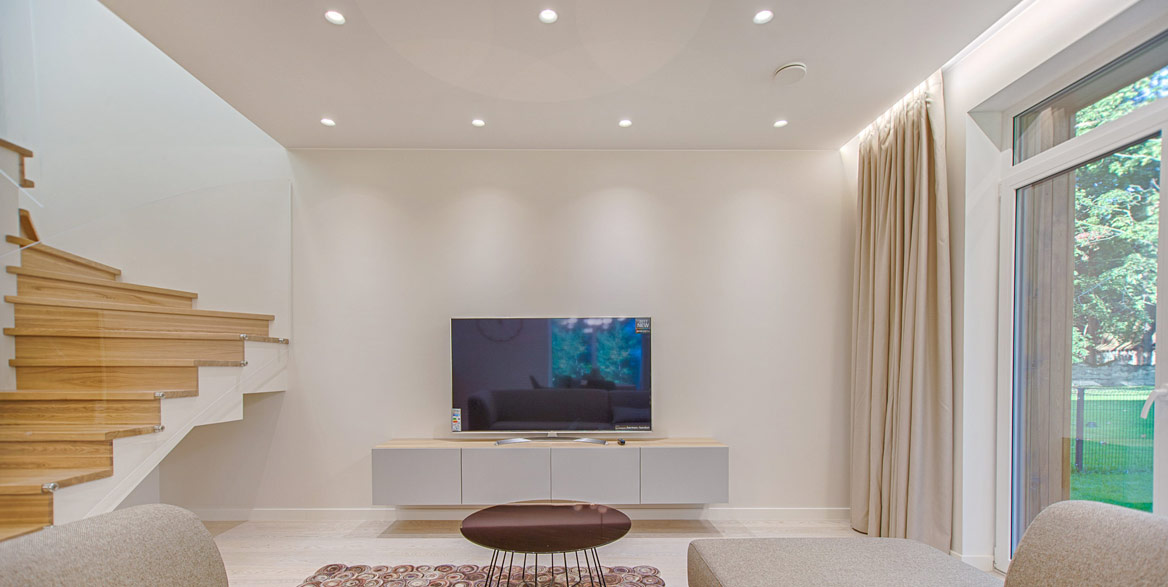 Moderner Wohnraum mit Spanndecke